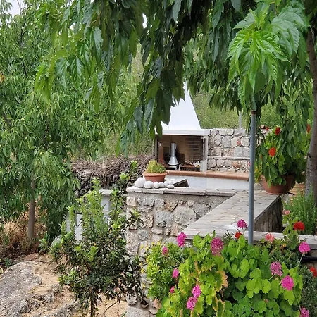 Welcoming With Garden In Leonidio Peleta