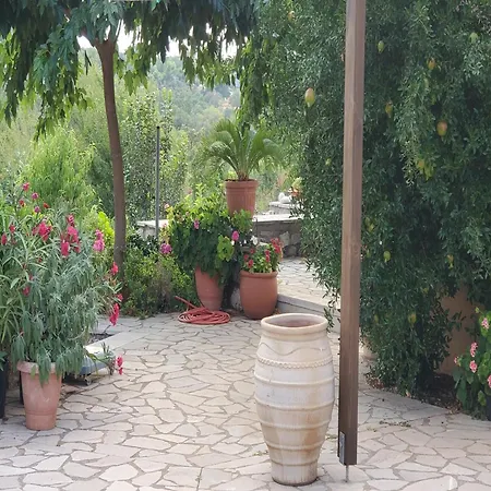 Welcoming With Garden In Leonidio