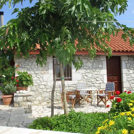 Welcoming With Garden In Leonidio *