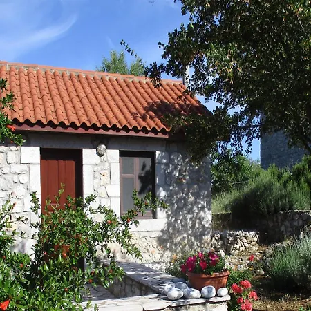 Welcoming With Garden In Leonidio Nyaraló Peleta