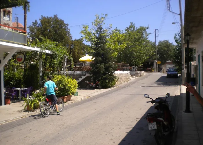 Welcoming With Garden In Leonidio