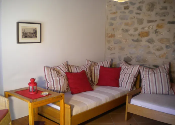 Welcoming With Garden In Leonidio Nyaraló *